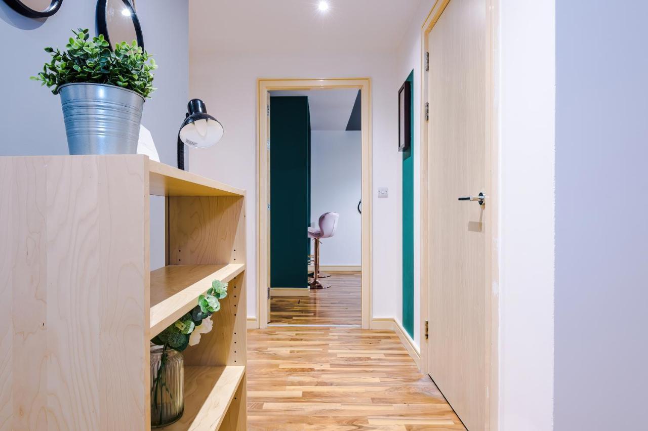 Spacious - Sleeps 9 Manchester