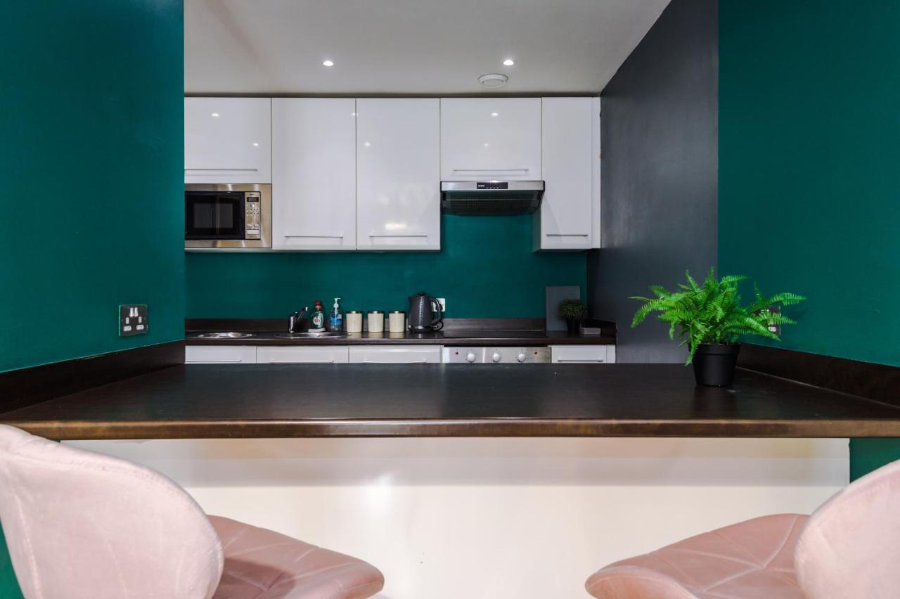 Apartment Spacious - Sleeps 9 Manchester