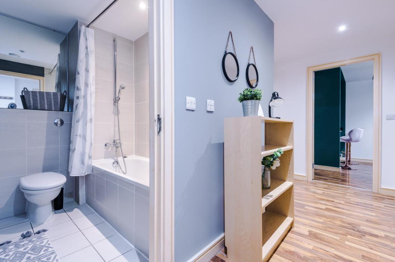 Spacious - Sleeps 9 * Manchester