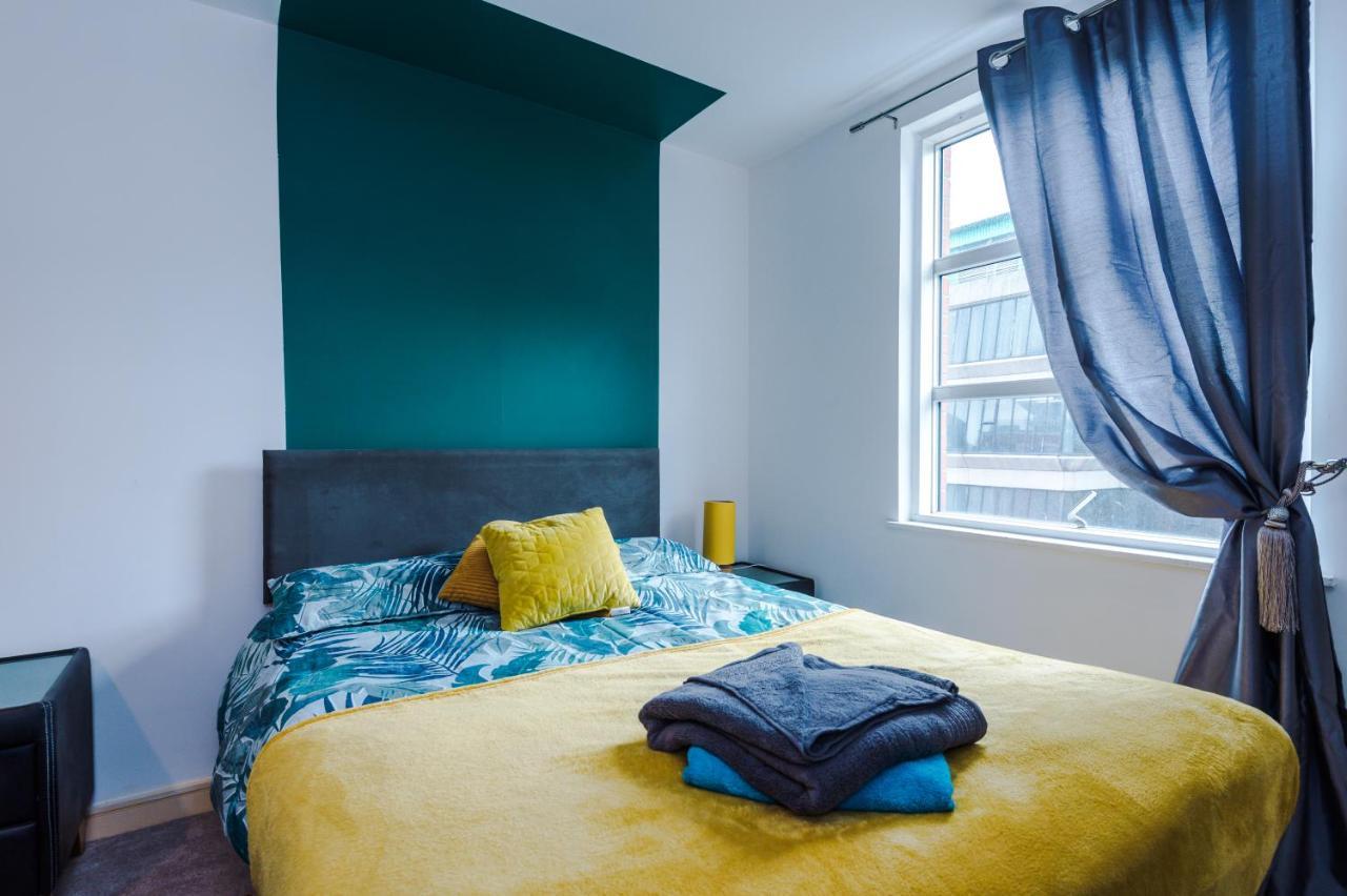 Spacious - Sleeps 9 Apartment Manchester