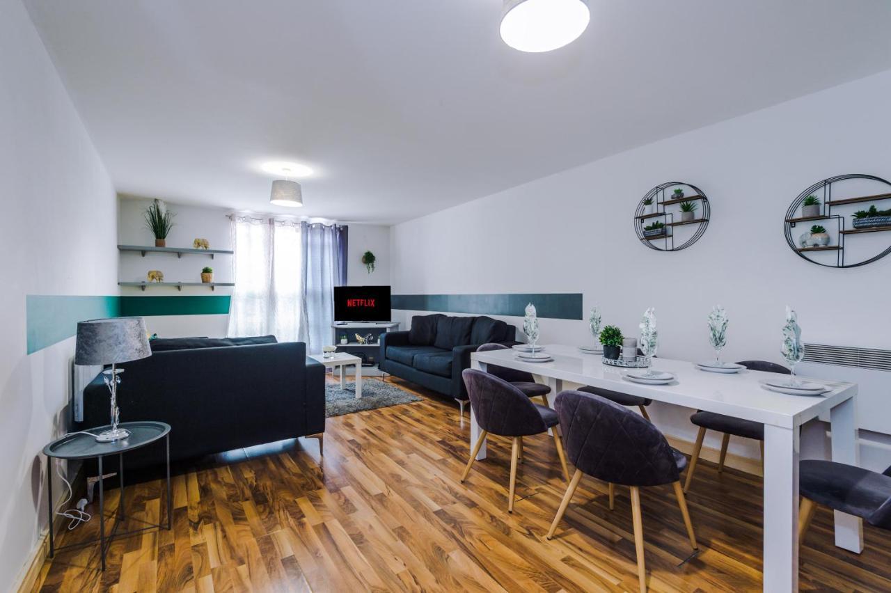 Spacious - Sleeps 9 Apartment Manchester