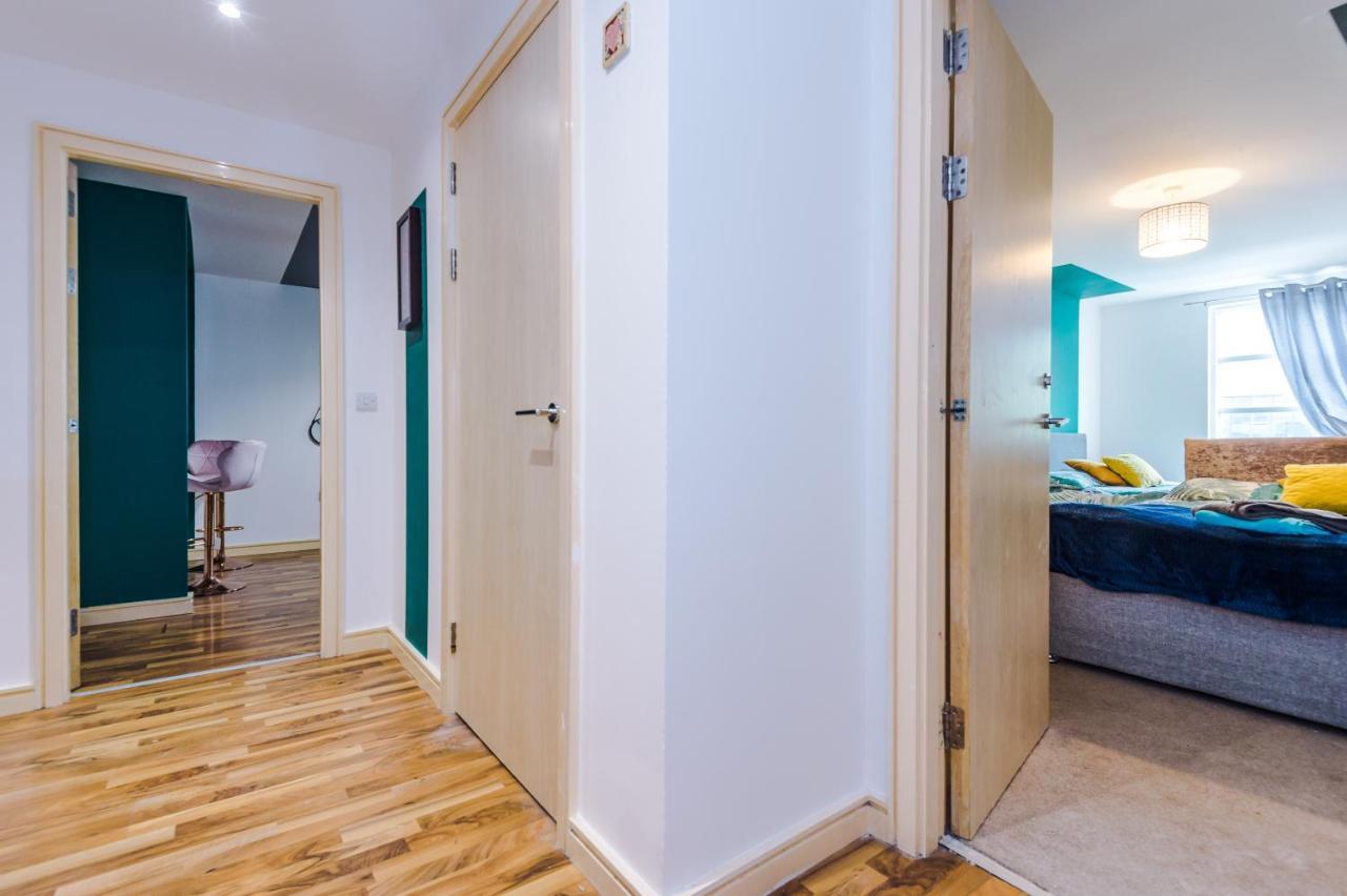 Spacious - Sleeps 9 Apartment Manchester