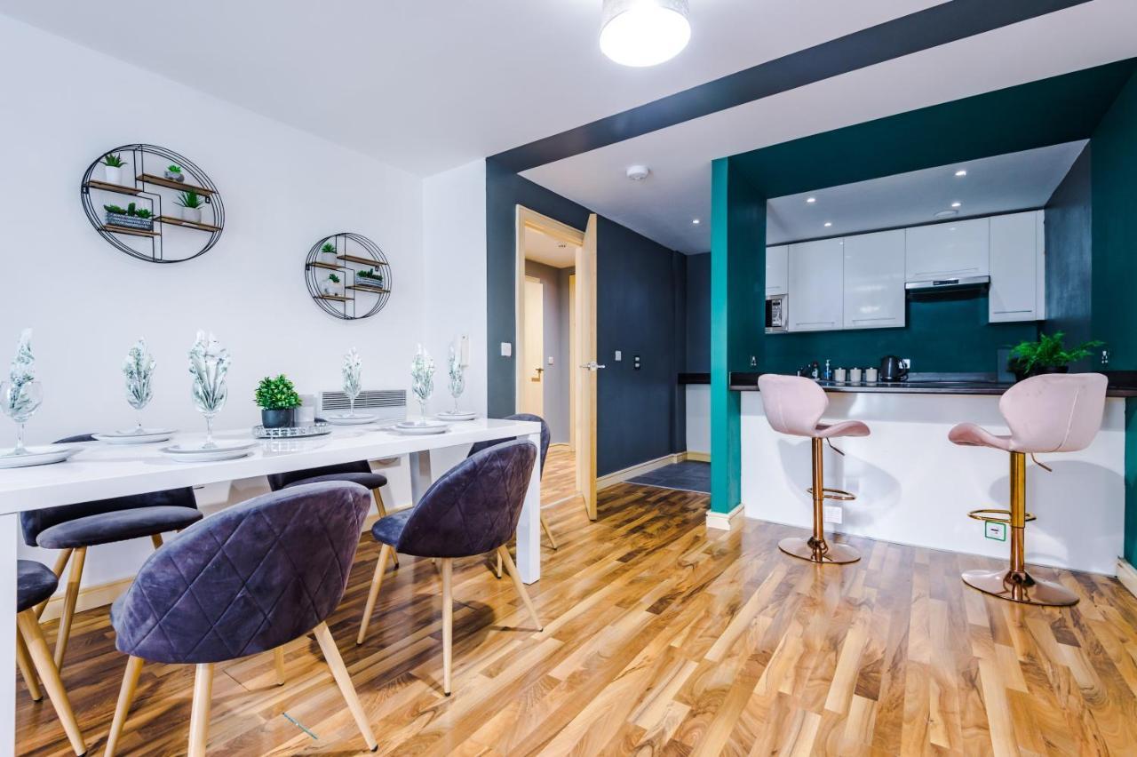 Spacious - Sleeps 9 Apartment Manchester