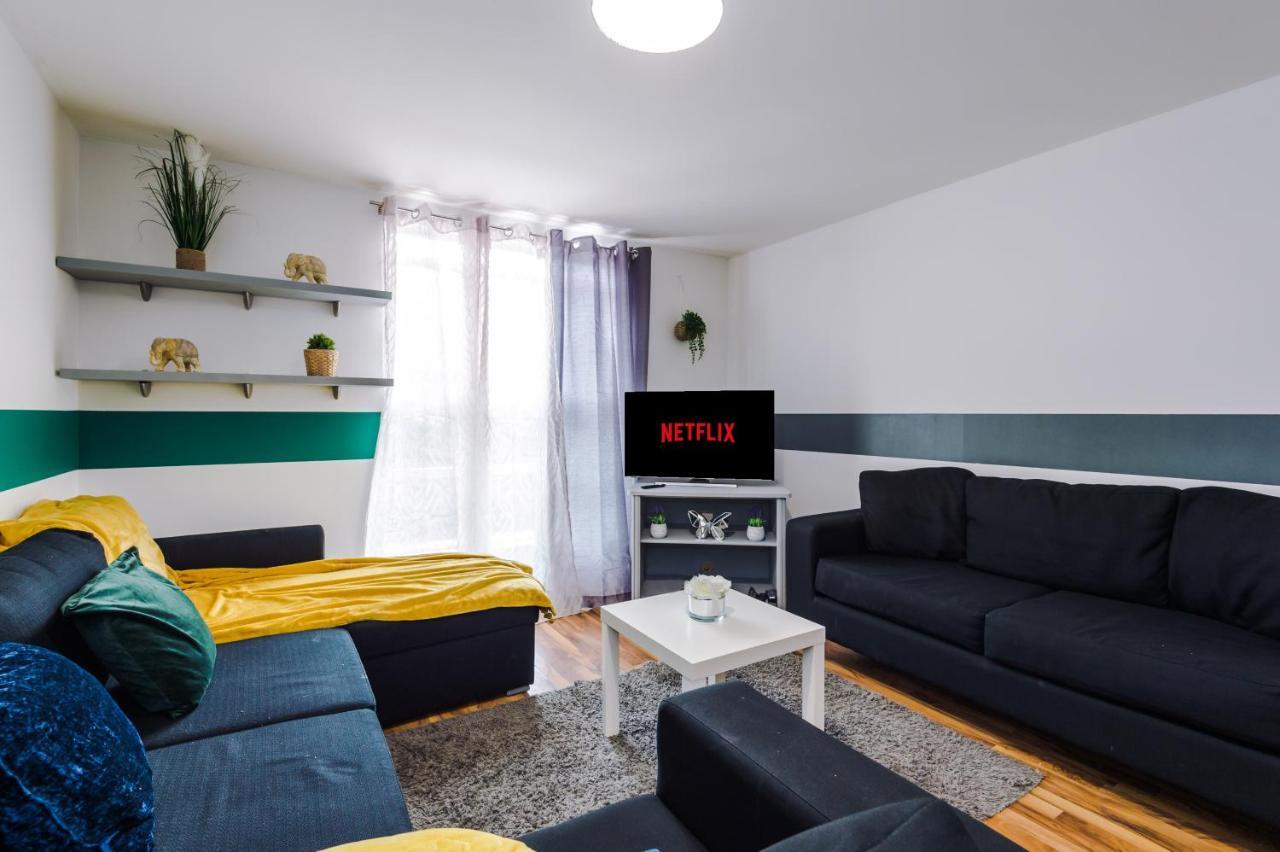 Spacious - Sleeps 9 Apartment *