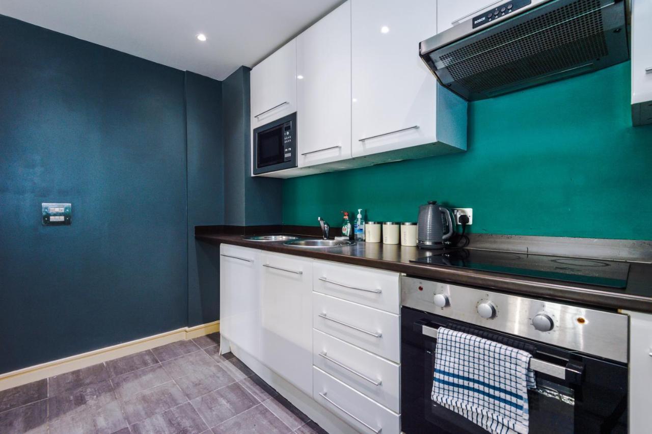 Spacious - Sleeps 9 Manchester