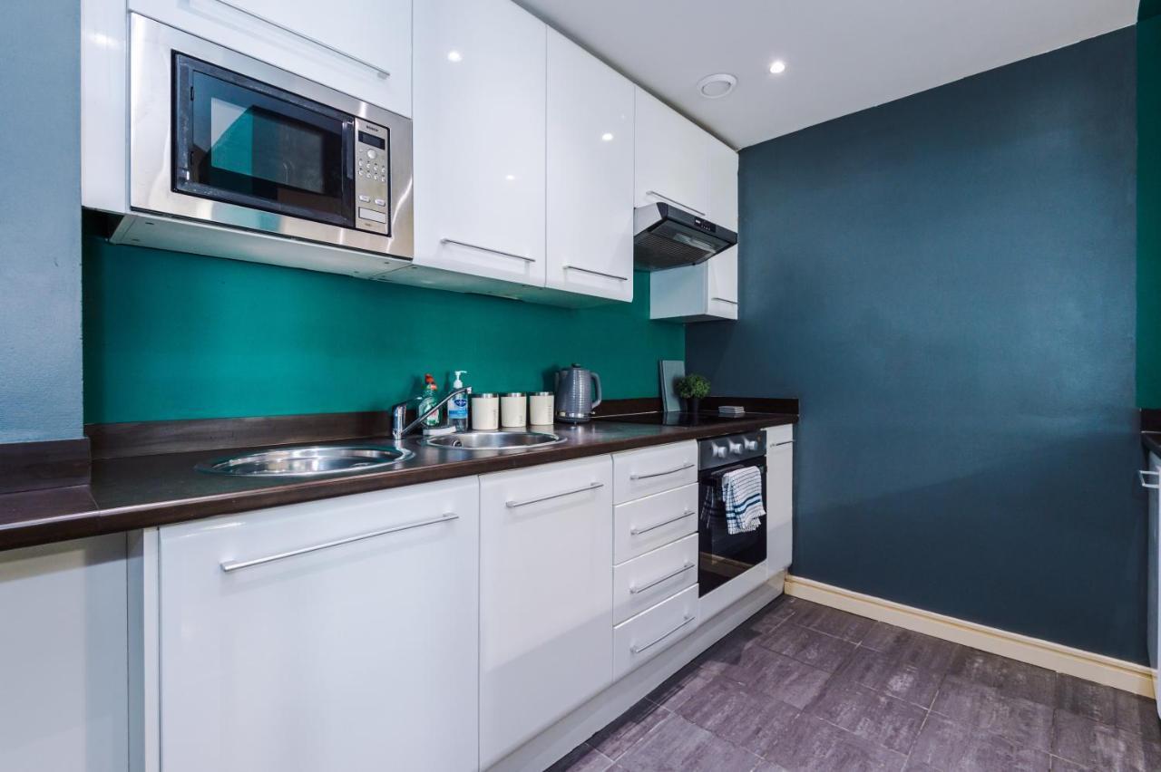 Spacious - Sleeps 9 Manchester