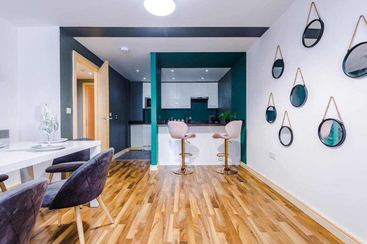 Spacious - Sleeps 9 Apartment Manchester