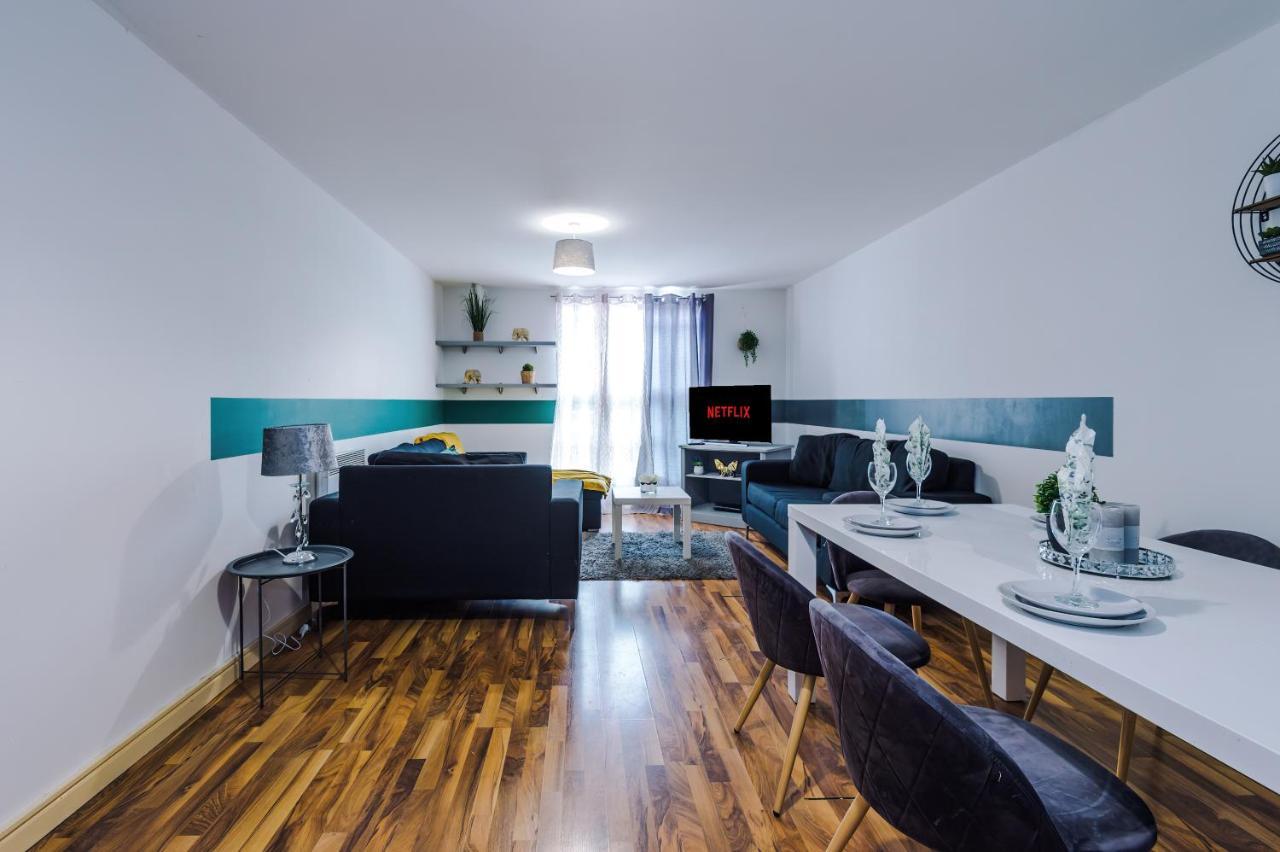 Spacious - Sleeps 9 * Manchester