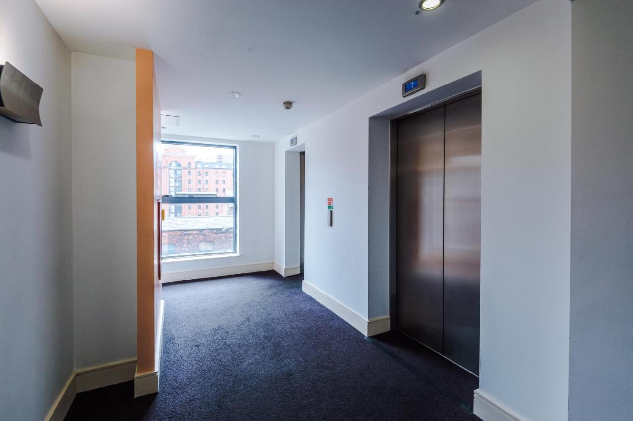 Spacious - Sleeps 9 Manchester