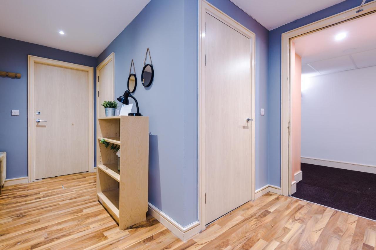Spacious - Sleeps 9 Apartment Manchester