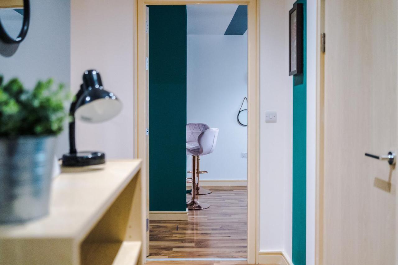 Spacious - Sleeps 9 * Manchester