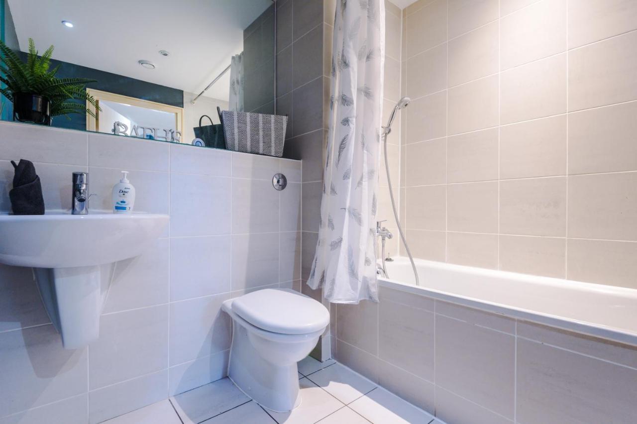 Spacious - Sleeps 9 Manchester