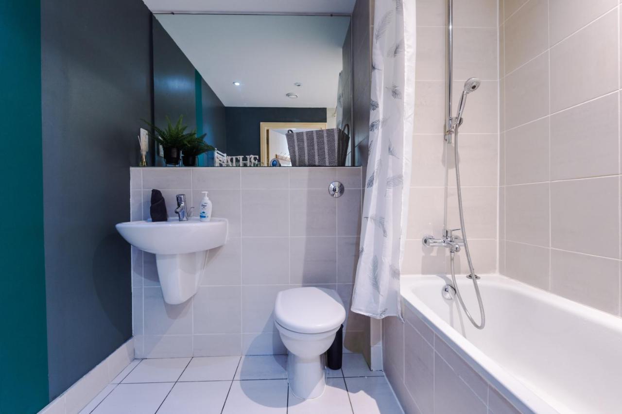 Spacious - Sleeps 9 Manchester