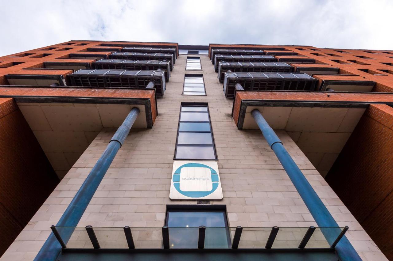 Spacious - Sleeps 9 Manchester