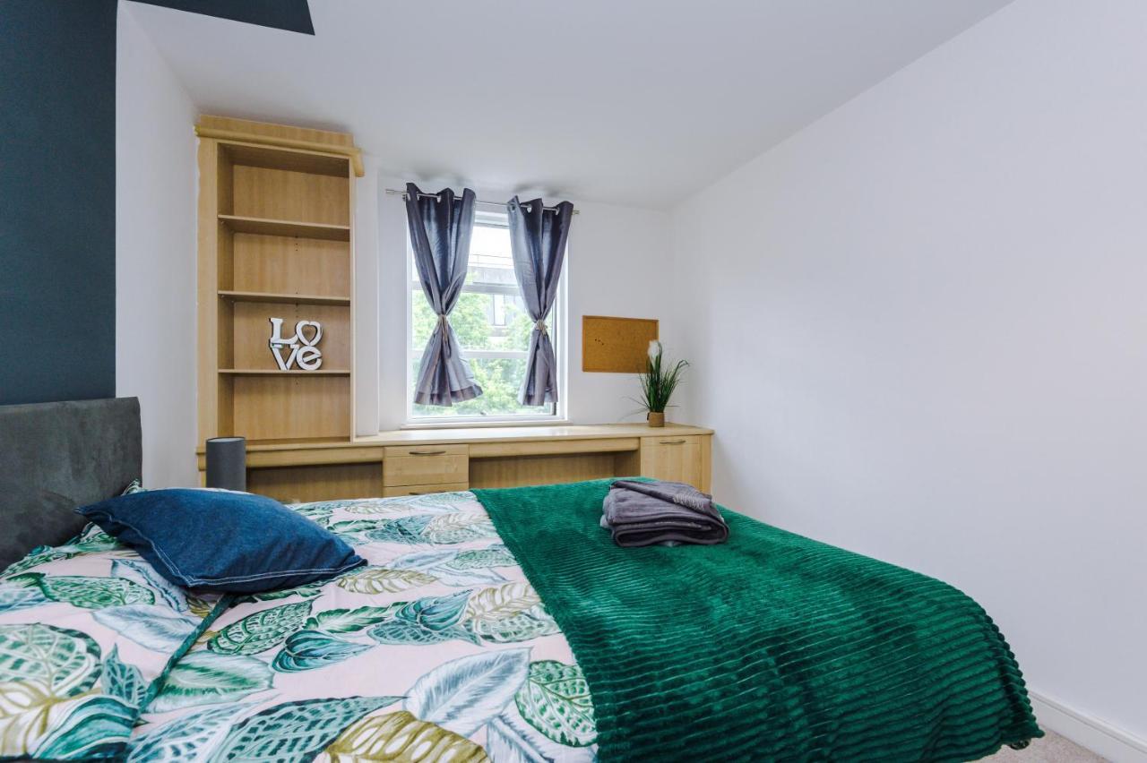 Apartment Spacious - Sleeps 9 Manchester