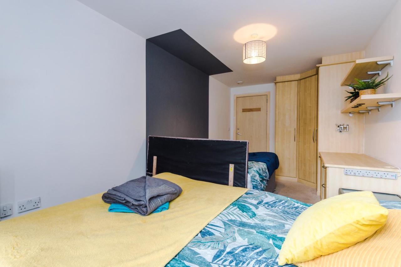 Spacious - Sleeps 9 * Manchester