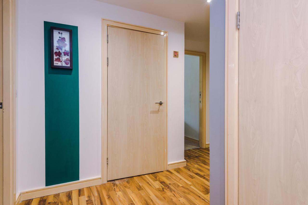 Spacious - Sleeps 9 * Manchester