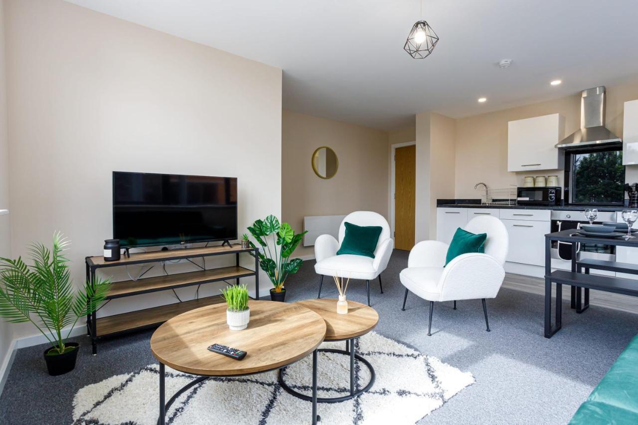 Bright And Modern 2 Bedroom *