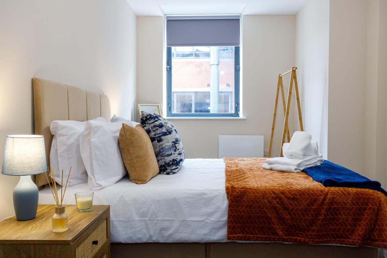 Bright And Modern 2 Bedroom Apartment *