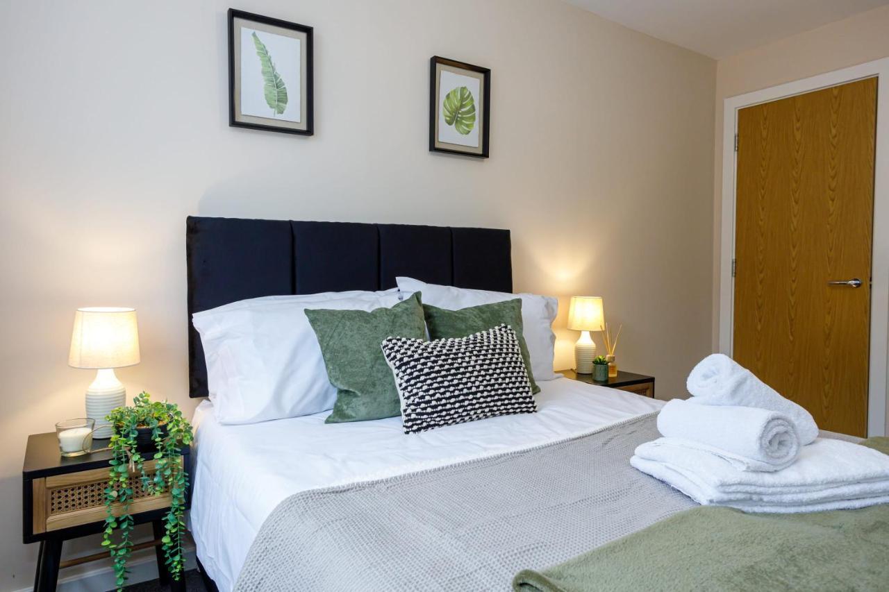 Bright And Modern 2 Bedroom *