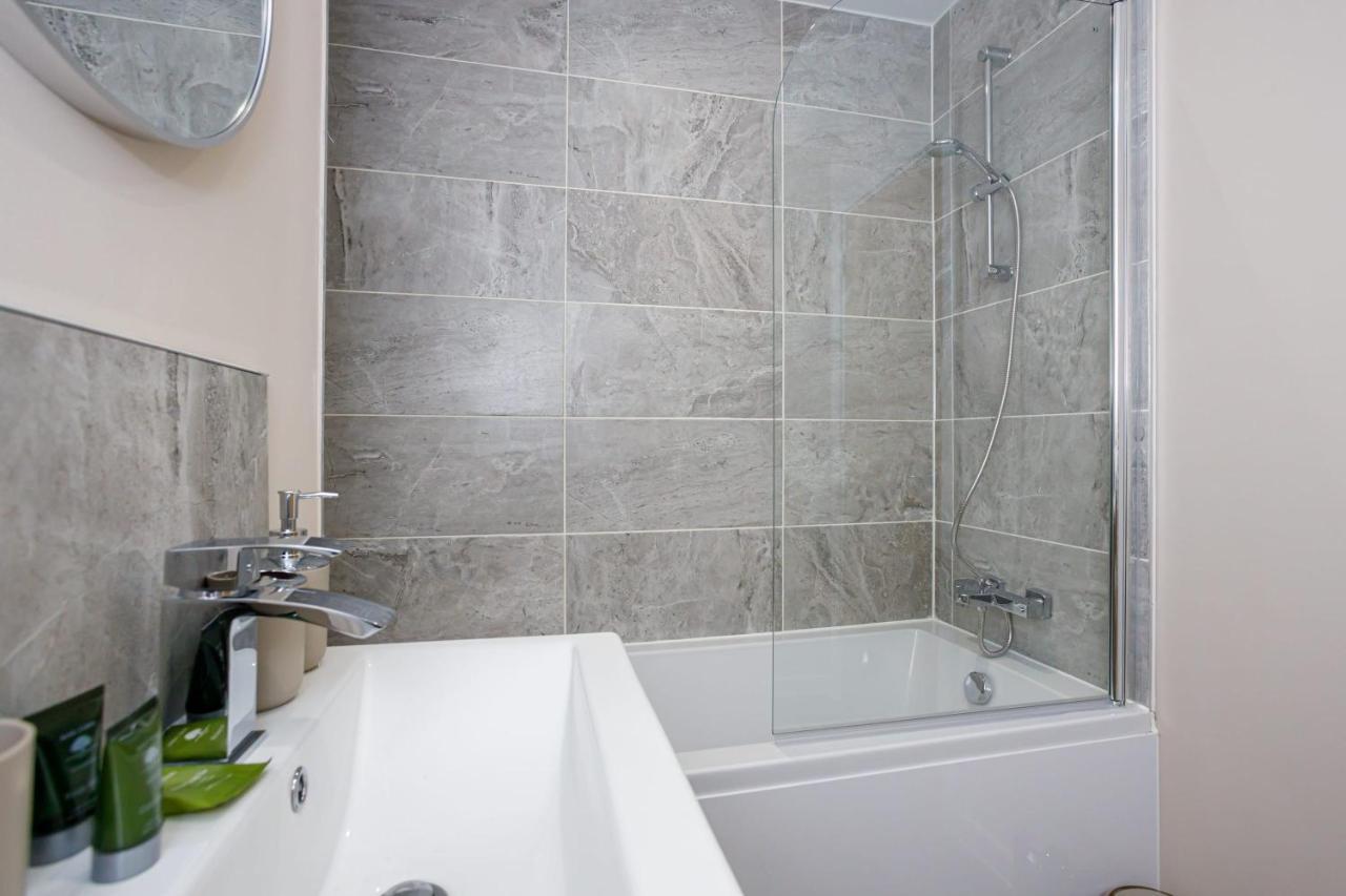 Bright And Modern 2 Bedroom Apartment Manchester