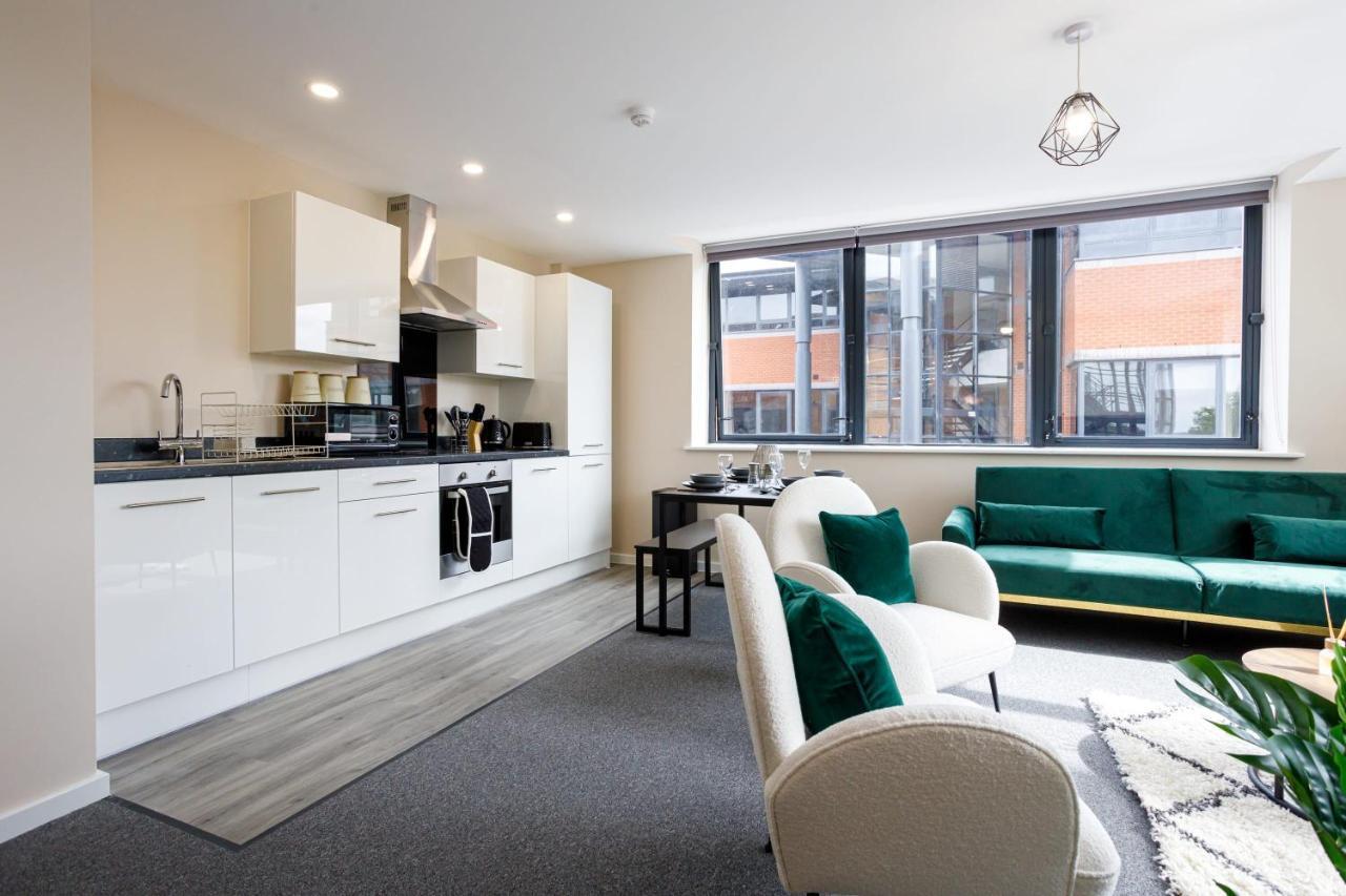 Bright And Modern 2 Bedroom Apartment *
