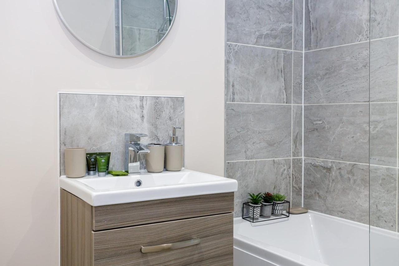 Bright And Modern 2 Bedroom *