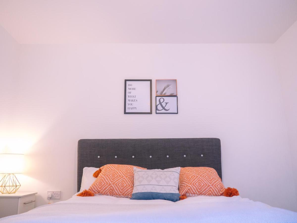 Modern Two Bed Near Stadium Apartment