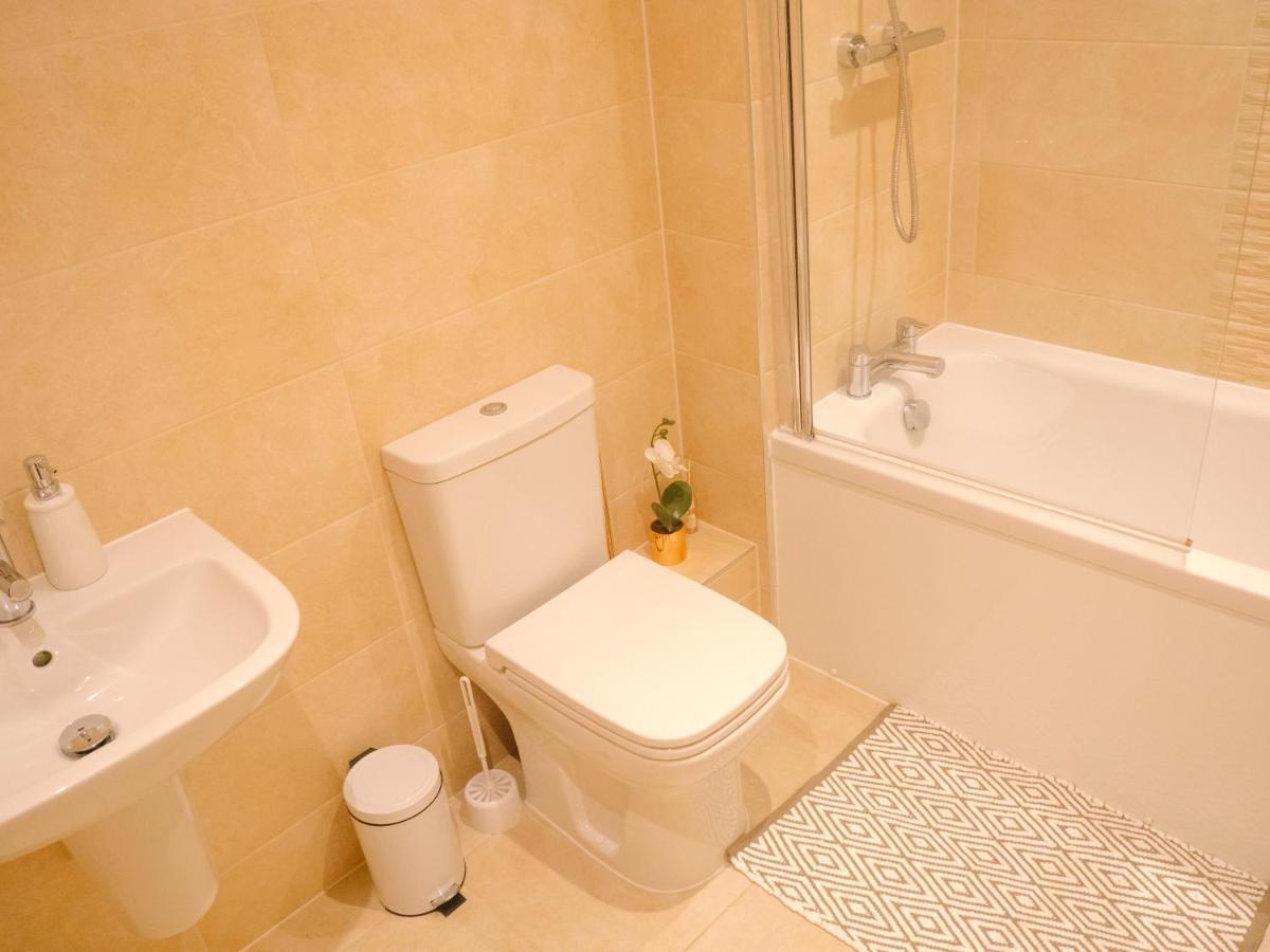 Modern Two Bed Near Stadium Apartment Manchester