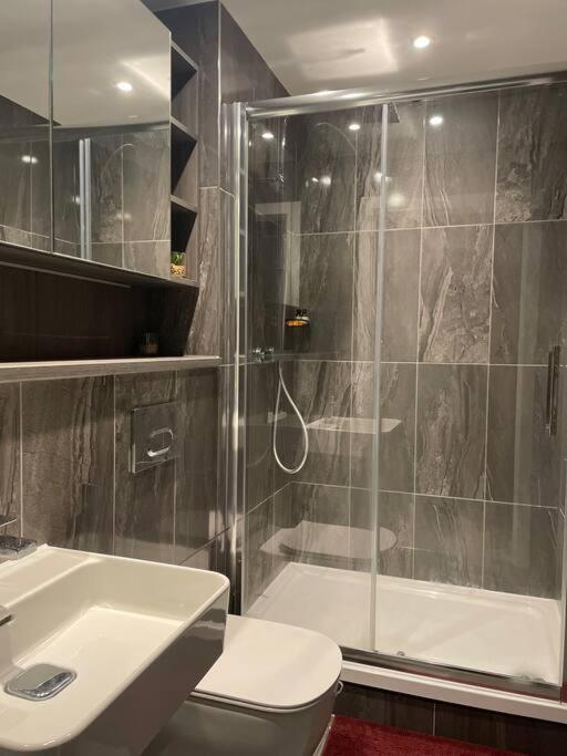 Luxury 2 Bedroom Centre Apartment *