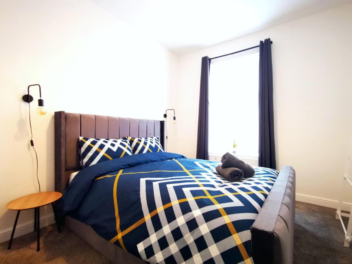 Vakantiehuis The Mellor - Holiday Home With Free Parking 15 Minutes To Manchester City Centre & Coop Live Arena *