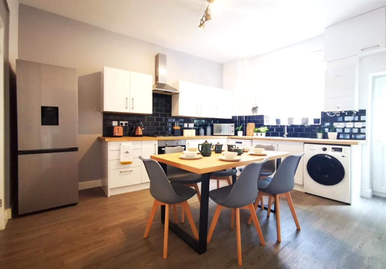 Vakantiehuis The Mellor - Holiday Home With Free Parking 15 Minutes To Manchester City Centre & Coop Live Arena Manchester