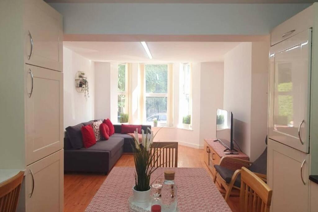 Apartment Beautiful And Spacious Apartment: 3 Beds & 2 Bath - Newly Renovated ,open-plan Kitchen/living Manchester