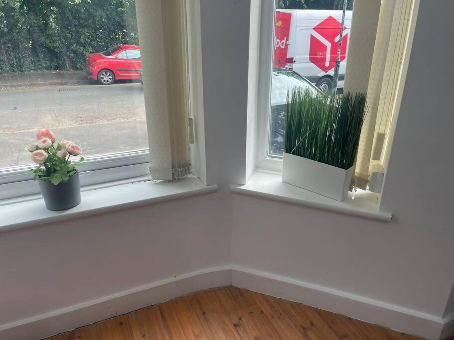 Beautiful And Spacious Apartment: 3 Beds & 2 Bath - Newly Renovated ,open-plan Kitchen/living Manchester