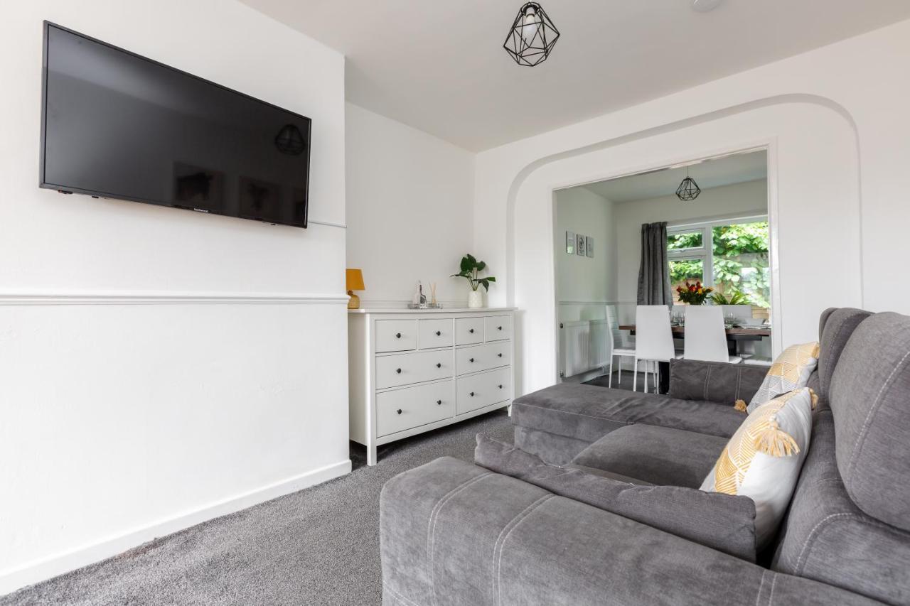 Holiday home 1 Mile To Etihad Stadium & Coop Arena, Free Parking, 7 Ppl