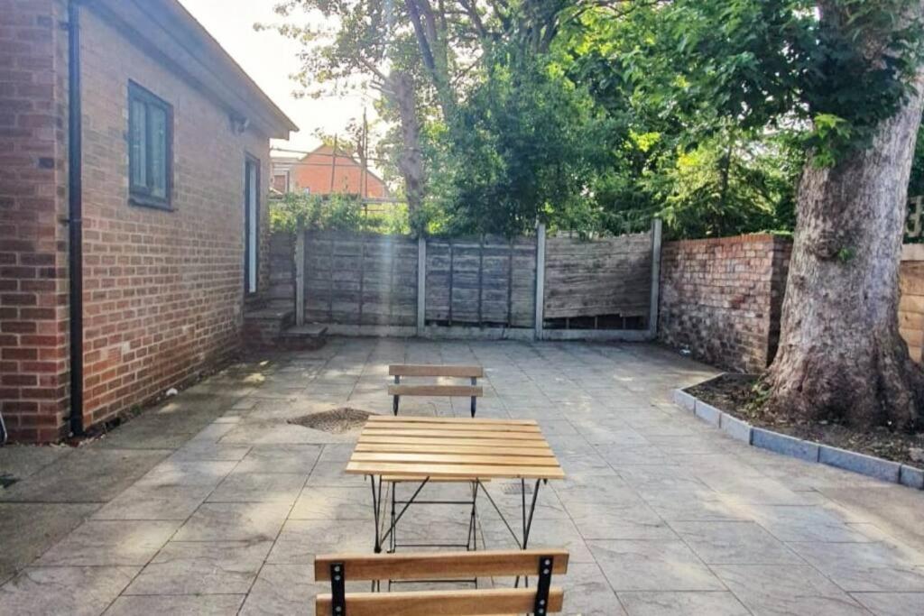 Beautiful And Spacious Apartment: 3 Beds & 2 Bath - Newly Renovated ,open-plan Kitchen/living *