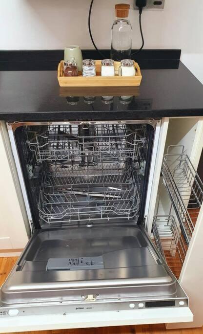 Beautiful And Spacious Apartment: 3 Beds & 2 Bath - Newly Renovated ,open-plan Kitchen/living Apartment *
