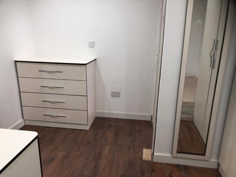 Beautiful And Spacious Apartment: 3 Beds & 2 Bath - Newly Renovated ,open-plan Kitchen/living Apartment *