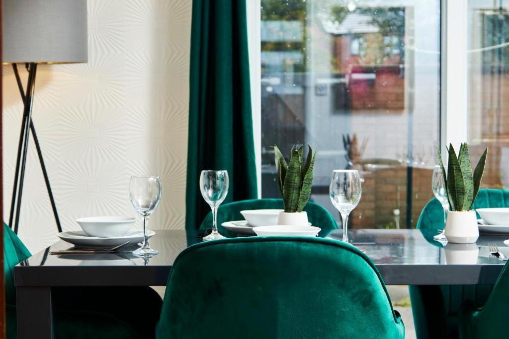 The Emerald House Of - Garden - Parking * Manchester