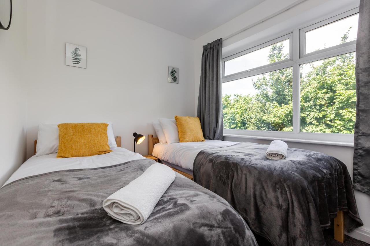 1 Mile To Etihad Stadium & Coop Arena, Free Parking, 7 Ppl Holiday home *