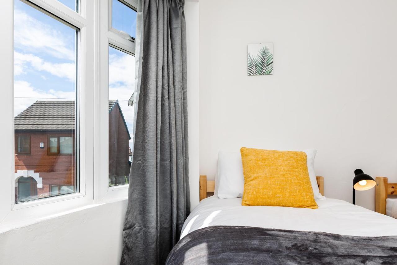 1 Mile To Etihad Stadium & Coop Arena, Free Parking, 7 Ppl Holiday home *
