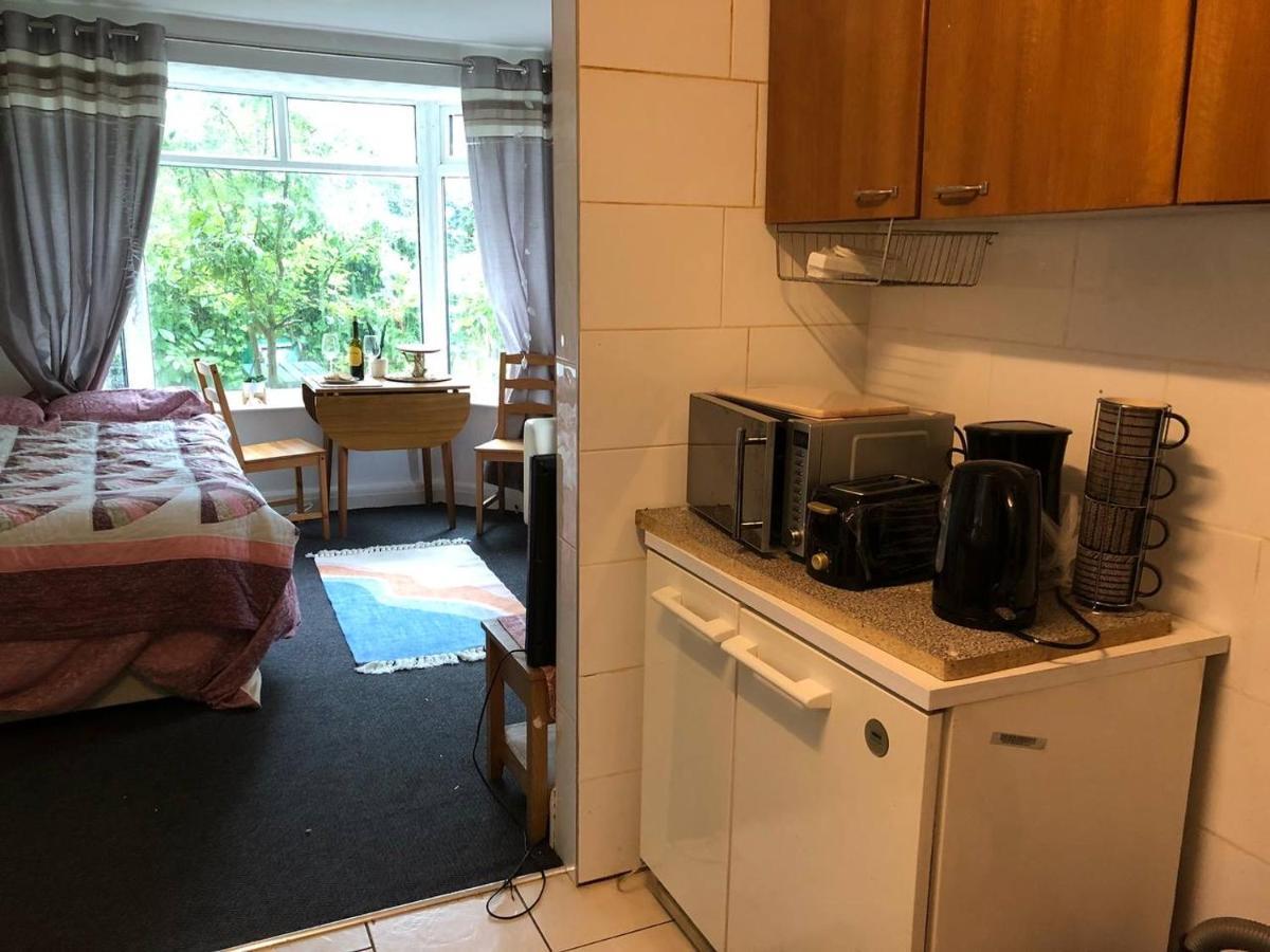 Private Studio Flat Great Location In Appartement *