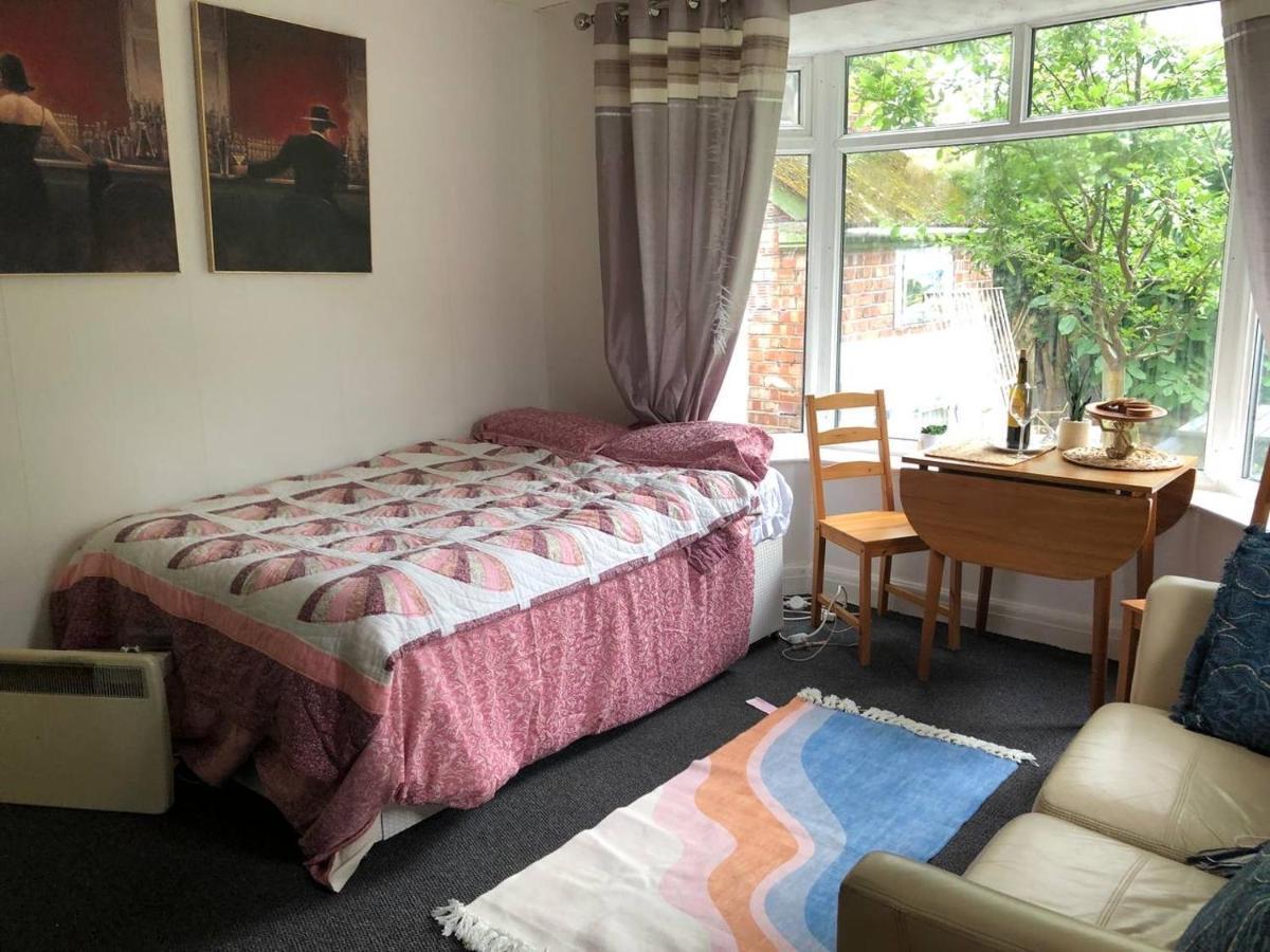 Private Studio Flat Great Location In *