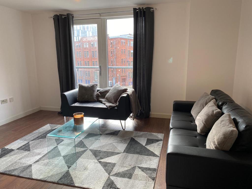 3 Bed Central *free Parking On Site* Apartment