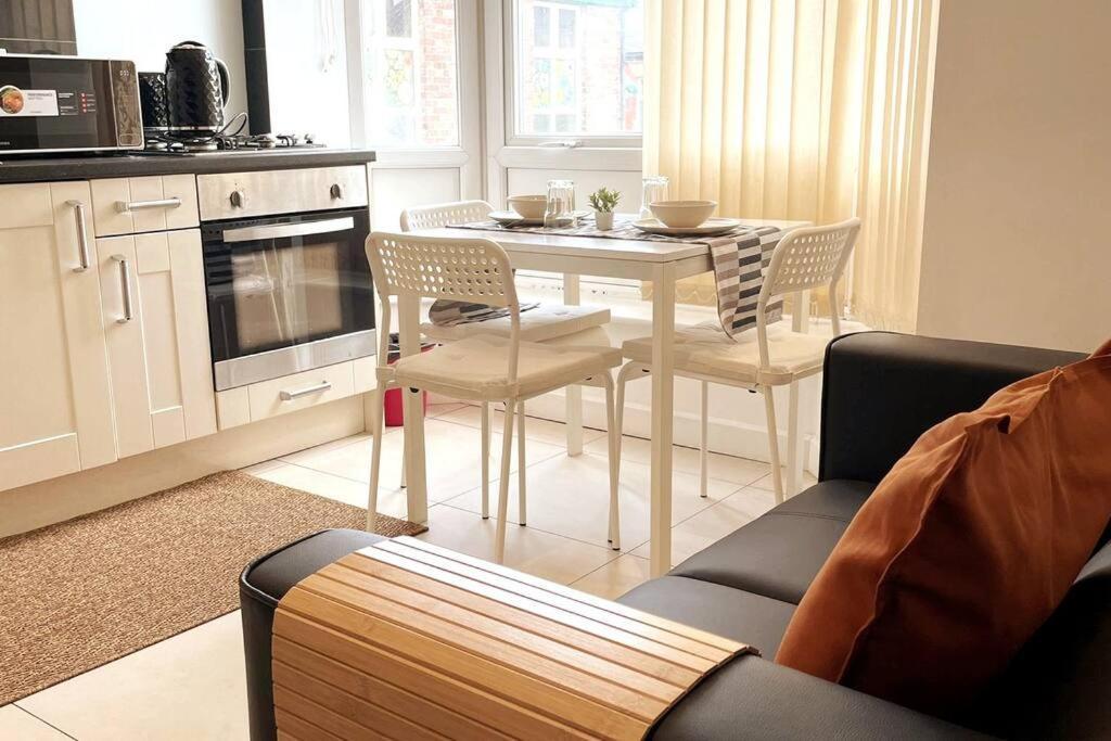 Full Flat-g Floor-private Kitchen/bathroom-parking * Manchester