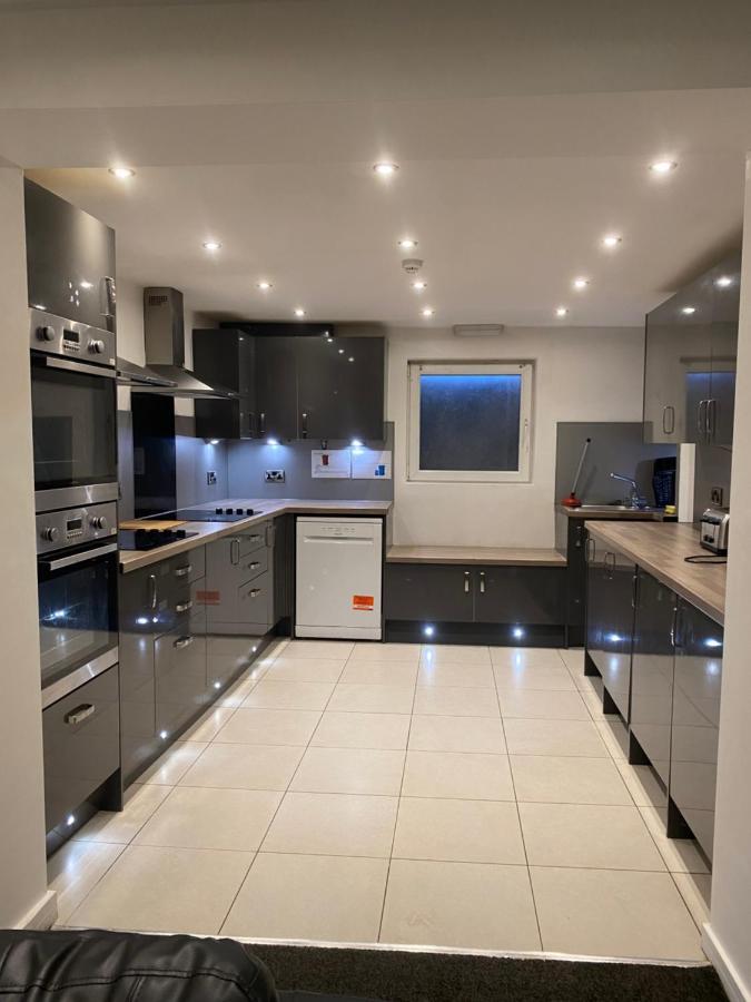 Extra Large 6 Bed 7 Bath Townhouse In Manchester
