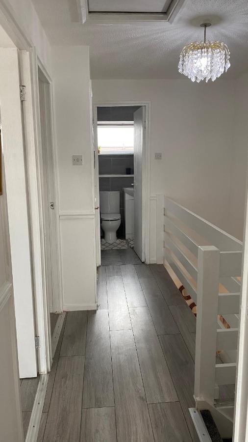 Bv Luxury Spacious 3 Bedroom House At Isaac Close Vakantiehuis