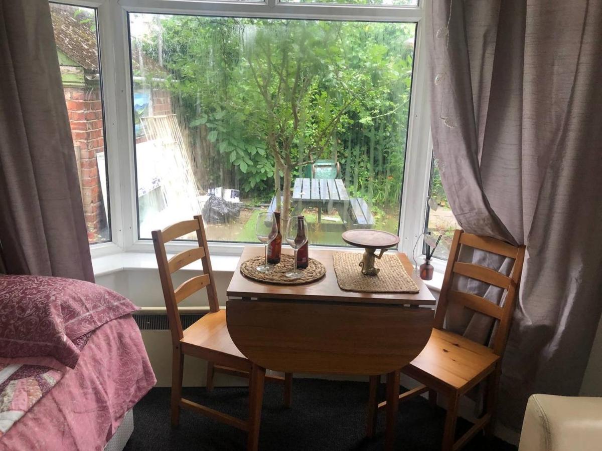 Private Studio Flat Great Location In Appartement *