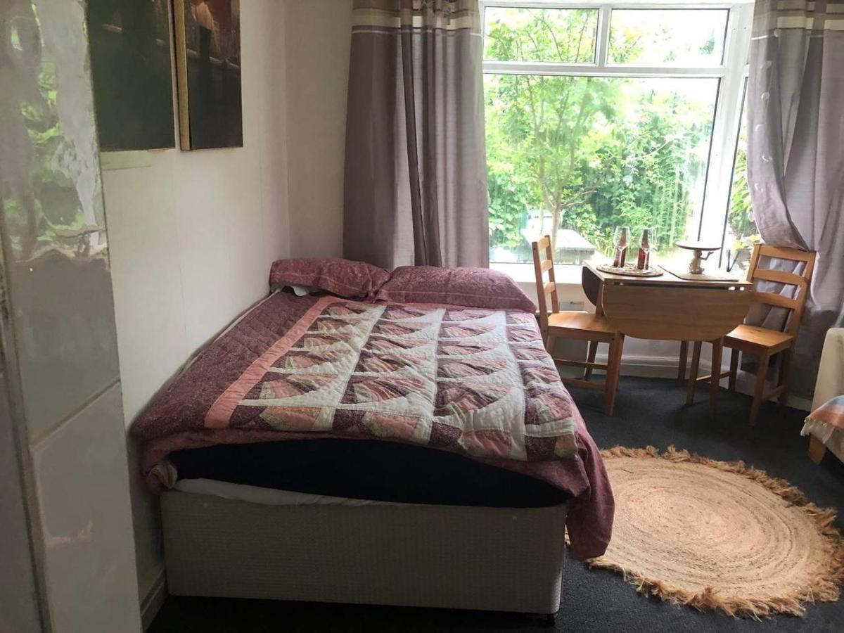 Private Studio Flat Great Location In Appartement *