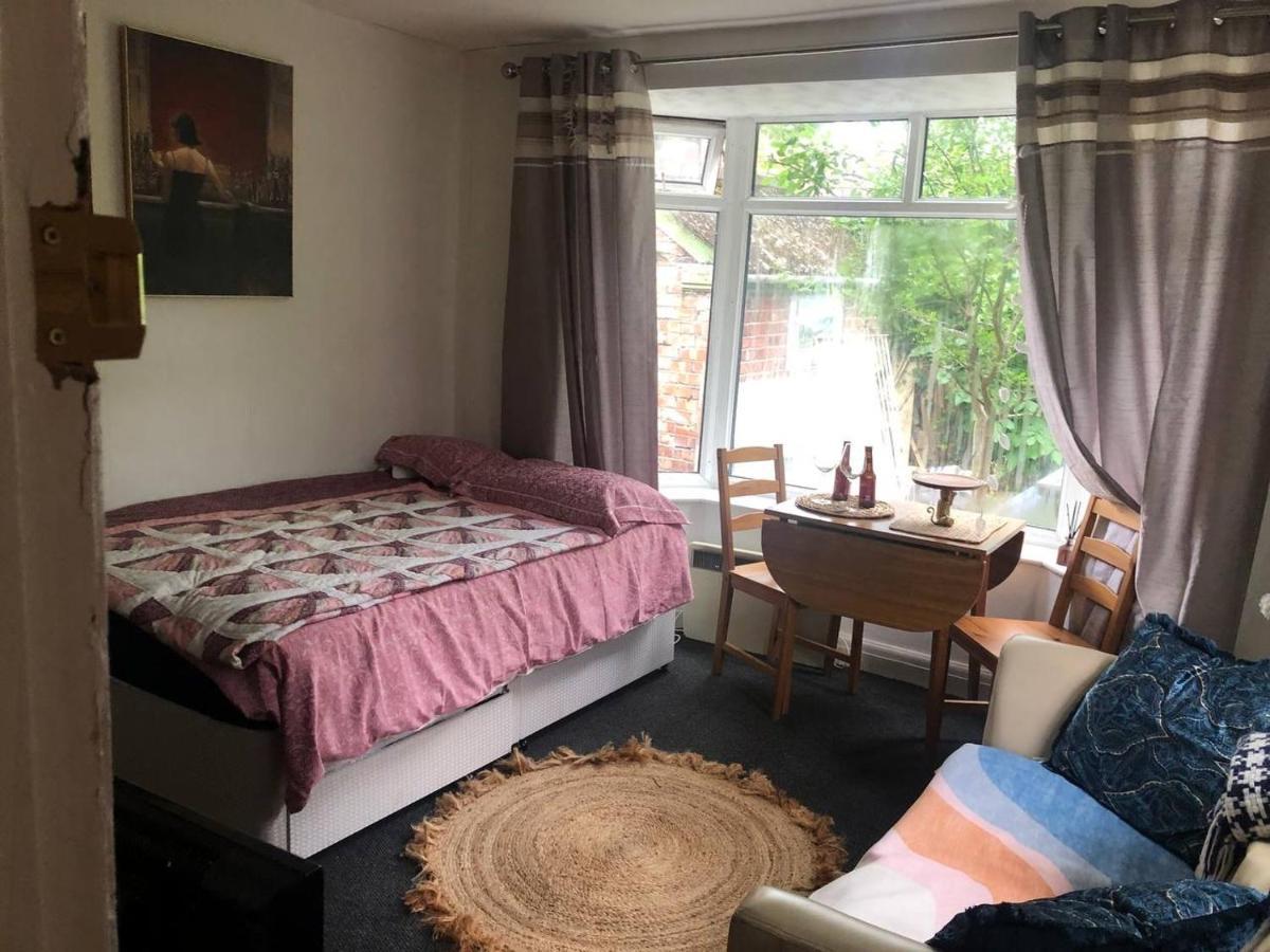 Private Studio Flat Great Location In Appartement *